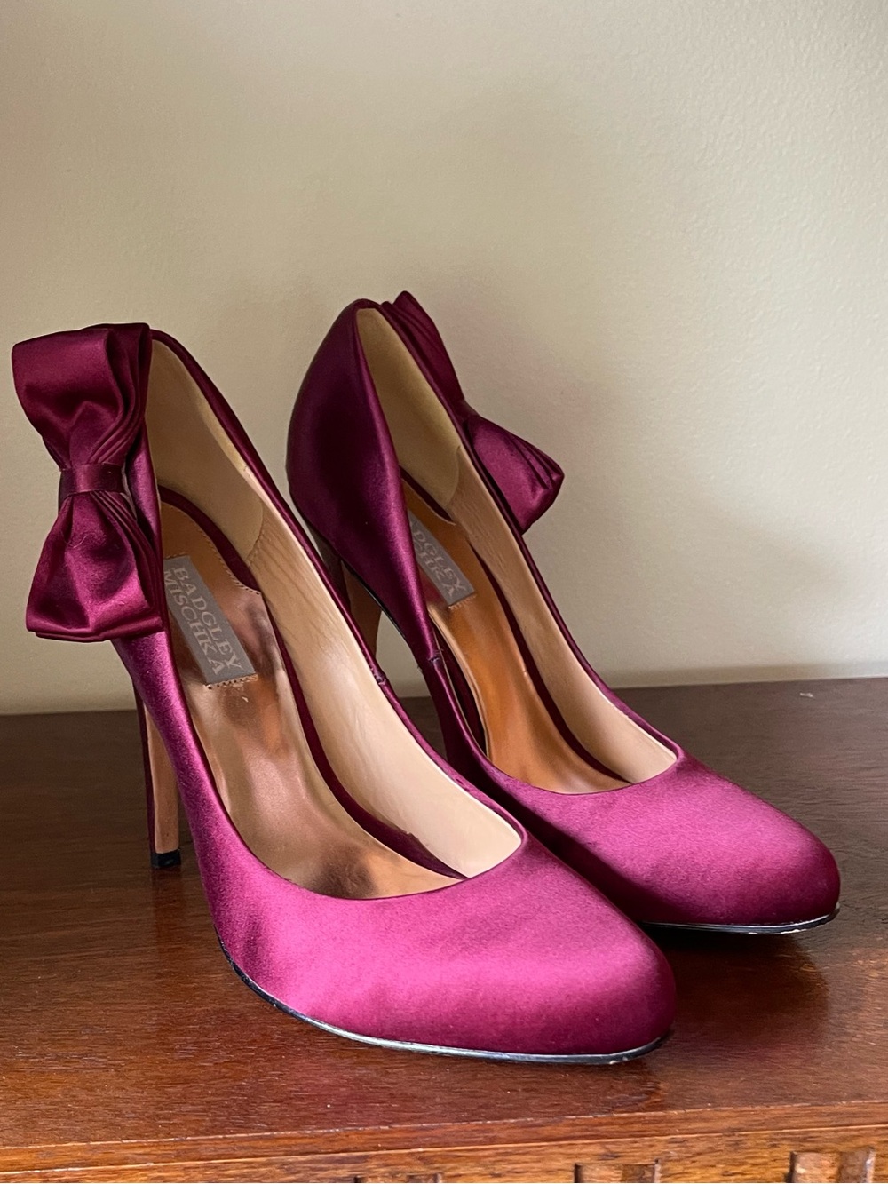 Badgley Mischka Burgundy Satin Bow Pumps Size 8M Formal Heels - Picture 6 of 8